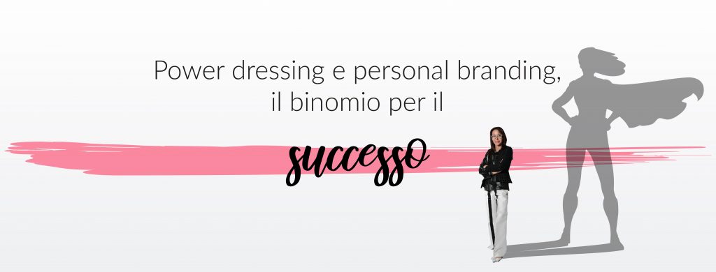 Power dressing, come esprimere il proprio potere con l&rsquo;abbigliamento Il power dressing &egrave; un insieme di tecniche che consente di esprimere se stessi, di affermarsi, di emergere e di essere ricordati attraverso gli abiti. Lo scopo del power dressing &egrave; quello di costruire o valorizzare l&rsquo;immagine estetica, portando la persona ad essere iconica e, quindi, immediatamente riconoscibile per i suoi outfit. Il concetto di power dressing nasce negli anni &lsquo;70 come espressione della moda delle donne al potere. Se inizialmente faceva riferimento a un target specifico, oggi la tecnica del power dressing pu&ograve; essere estesa a tutti coloro vogliano affermare se stessi sia nel mondo del lavoro sia nella vita privata. Gli abiti, l&rsquo;acconciatura, il make up, lo stile e il portamento, sono oggi potenti strumenti di comunicazione: il linguaggio non verbale veicola diversi aspetti della propria interiorit&agrave;. Il power dressing sfrutta quindi tutto ci&ograve; che caratterizza l&rsquo;immagine estetica della persona per affermare potere e auterevolezza, nonch&eacute; per renderla memorabile. Perch&eacute; il power dressing &egrave; uno strumento di personal branding Il personal branding &egrave; una strategia per definire, affermare, valorizzare e gestire la propria immagine professionale, nonch&eacute; promuoverla al fine di ottenere un ritorno in termini di reputazione, riconoscibilit&agrave; e fidelizzazione. Nel processo di personal branding &egrave; fondamentale comprendere chi si &egrave;, cosa si sa fare e quali sono i valori che si vogliono trasmettere agli altri: significa raccontare se stessi. Fare personal branding implica il saper gestire in maniera coerente diversi strumenti che concorrono alla definizione della propria immagine ed influenzano la percezione che gli altri hanno di noi: dai social, al networking, fino all&rsquo;abbigliamento. Il power dressing &egrave; quindi uno degli strumenti che partecipano alla definizione della propria immagine professionale, consentendo di identificare uno stile iconico che esprima competenza e autorevolezza. L&rsquo;abbigliamento &egrave; uno strumento di metacomunicazione che diventa espressione di idee e valori precisi, inoltre consente di affermare se stessi e la propria unicit&agrave;, permettendo di differenziarsi nel mondo del lavoro e quindi emergere. Un&rsquo;altra funzione svolta dalle scelte estetiche, &egrave; la capacit&agrave; di influenzare l&rsquo;impressione che gli altri hanno di noi: &ldquo;l&rsquo;abito fa il monaco&rdquo; e l&rsquo;immagine estetica costituisce il nostro biglietto da visita. Come costruire un&rsquo;immagine di successo Affermato che l&rsquo;immagine estetica concorra a definire il personal branding e sia un eccellente strumento di comunicazione, &egrave; essenziale capire come fare a costruire un&rsquo;immagine di successo. Per prima cosa &egrave; consigliato definire un piano che stabilisca quali obiettivi si vogliono raggiungere e che consenta di gestire in modo strategico tutte le variabili intervenienti nella costruzione della propria immagine. Tale strategia deve considerare alcuni principi: coerenza: il principio di coerenza fa riferimento al fatto che l&rsquo;immagine debba essere conforme alla propria personalit&agrave; e alle proprie credenze, inoltre che tutti gli strumenti che concorrono alla definizione dell&rsquo;immagine non siano contrastanti, bens&igrave; veicolare un&rsquo;immagine uniforme; solidit&agrave; e stabilit&agrave;: una volta identificato il proprio stile e ci&ograve; che si vuole comunicare, &egrave; necessario che queste scelte vengano mantenute nel lungo periodo; unicit&agrave;: un&rsquo;immagine di successo &egrave; un&rsquo;immagine in grado di emergere tra le numerose personalit&agrave;, differenziandosi e identificando le proprie unicit&agrave;; relazione: un&rsquo;immagine positiva, solare, disponibile e che cura il modo con cui si relaziona agli altri, ottiene maggiori vantaggi. Per riscuotere successo &egrave; opportuno, inoltre, gestire la propria immagine: online: l&rsquo;immagine sul web costituisce un biglietto da visita che influenza le percezioni degli utenti. Bisogna comunicare messaggi e immagini coerenti alla propria strategia comunicativa, cercando di costruire uno storytelling interessante e attrattivo, rispettando i codici e i linguaggi dei differenti social. nei quali &egrave; fondamentale, non solo essere presenti, ma farlo in modo costante; offline: l&rsquo;immagine online non &egrave; sufficiente e deve necessariamente corrispondere alla propria immagine offline. Abiti, trucco, acconciatura e colori comunicano aspetti profondi della personalit&agrave;, per questo motivo occorre saperli scegliere in modo strategico. L&rsquo;armocromia &egrave; una delle discipline che maggiormente valorizzano l&rsquo;immagine offline attraverso lo studio del colore. Definire un&rsquo;immagine performante e iconica non &egrave; sempre semplice, per questo motivo &egrave; spesso utile affidarsi a esperti competenti e qualificati che sappiano valorizzare e comunicare al meglio tutte le potenzialit&agrave; per ottenere successo nel mondo del lavoro.