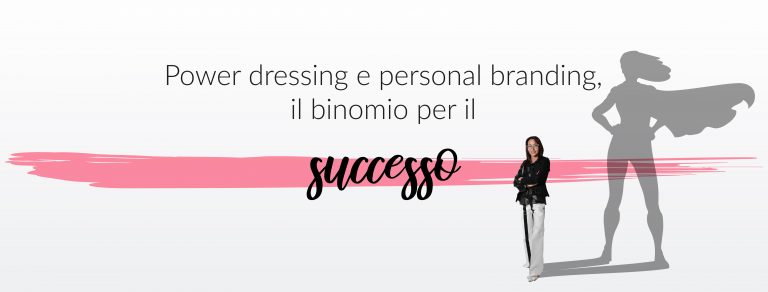 Power dressing, come esprimere il proprio potere con l’abbigliamento Il power dressing è un insieme di tecniche che consente di esprimere se stessi, di affermarsi, di emergere e di essere ricordati attraverso gli abiti. Lo scopo del power dressing è quello di costruire o valorizzare l’immagine estetica, portando la persona ad essere iconica e, quindi, immediatamente riconoscibile per i suoi outfit. Il concetto di power dressing nasce negli anni ‘70 come espressione della moda delle donne al potere. Se inizialmente faceva riferimento a un target specifico, oggi la tecnica del power dressing può essere estesa a tutti coloro vogliano affermare se stessi sia nel mondo del lavoro sia nella vita privata. Gli abiti, l’acconciatura, il make up, lo stile e il portamento, sono oggi potenti strumenti di comunicazione: il linguaggio non verbale veicola diversi aspetti della propria interiorità. Il power dressing sfrutta quindi tutto ciò che caratterizza l’immagine estetica della persona per affermare potere e auterevolezza, nonché per renderla memorabile. Perché il power dressing è uno strumento di personal branding Il personal branding è una strategia per definire, affermare, valorizzare e gestire la propria immagine professionale, nonché promuoverla al fine di ottenere un ritorno in termini di reputazione, riconoscibilità e fidelizzazione. Nel processo di personal branding è fondamentale comprendere chi si è, cosa si sa fare e quali sono i valori che si vogliono trasmettere agli altri: significa raccontare se stessi. Fare personal branding implica il saper gestire in maniera coerente diversi strumenti che concorrono alla definizione della propria immagine ed influenzano la percezione che gli altri hanno di noi: dai social, al networking, fino all’abbigliamento. Il power dressing è quindi uno degli strumenti che partecipano alla definizione della propria immagine professionale, consentendo di identificare uno stile iconico che esprima competenza e autorevolezza. L’abbigliamento è uno strumento di metacomunicazione che diventa espressione di idee e valori precisi, inoltre consente di affermare se stessi e la propria unicità, permettendo di differenziarsi nel mondo del lavoro e quindi emergere. Un’altra funzione svolta dalle scelte estetiche, è la capacità di influenzare l’impressione che gli altri hanno di noi: “l’abito fa il monaco” e l’immagine estetica costituisce il nostro biglietto da visita. Come costruire un’immagine di successo Affermato che l’immagine estetica concorra a definire il personal branding e sia un eccellente strumento di comunicazione, è essenziale capire come fare a costruire un’immagine di successo. Per prima cosa è consigliato definire un piano che stabilisca quali obiettivi si vogliono raggiungere e che consenta di gestire in modo strategico tutte le variabili intervenienti nella costruzione della propria immagine. Tale strategia deve considerare alcuni principi: coerenza: il principio di coerenza fa riferimento al fatto che l’immagine debba essere conforme alla propria personalità e alle proprie credenze, inoltre che tutti gli strumenti che concorrono alla definizione dell’immagine non siano contrastanti, bensì veicolare un’immagine uniforme; solidità e stabilità: una volta identificato il proprio stile e ciò che si vuole comunicare, è necessario che queste scelte vengano mantenute nel lungo periodo; unicità: un’immagine di successo è un’immagine in grado di emergere tra le numerose personalità, differenziandosi e identificando le proprie unicità; relazione: un’immagine positiva, solare, disponibile e che cura il modo con cui si relaziona agli altri, ottiene maggiori vantaggi. Per riscuotere successo è opportuno, inoltre, gestire la propria immagine: online: l’immagine sul web costituisce un biglietto da visita che influenza le percezioni degli utenti. Bisogna comunicare messaggi e immagini coerenti alla propria strategia comunicativa, cercando di costruire uno storytelling interessante e attrattivo, rispettando i codici e i linguaggi dei differenti social. nei quali è fondamentale, non solo essere presenti, ma farlo in modo costante; offline: l’immagine online non è sufficiente e deve necessariamente corrispondere alla propria immagine offline. Abiti, trucco, acconciatura e colori comunicano aspetti profondi della personalità, per questo motivo occorre saperli scegliere in modo strategico. L’armocromia è una delle discipline che maggiormente valorizzano l’immagine offline attraverso lo studio del colore. Definire un’immagine performante e iconica non è sempre semplice, per questo motivo è spesso utile affidarsi a esperti competenti e qualificati che sappiano valorizzare e comunicare al meglio tutte le potenzialità per ottenere successo nel mondo del lavoro.